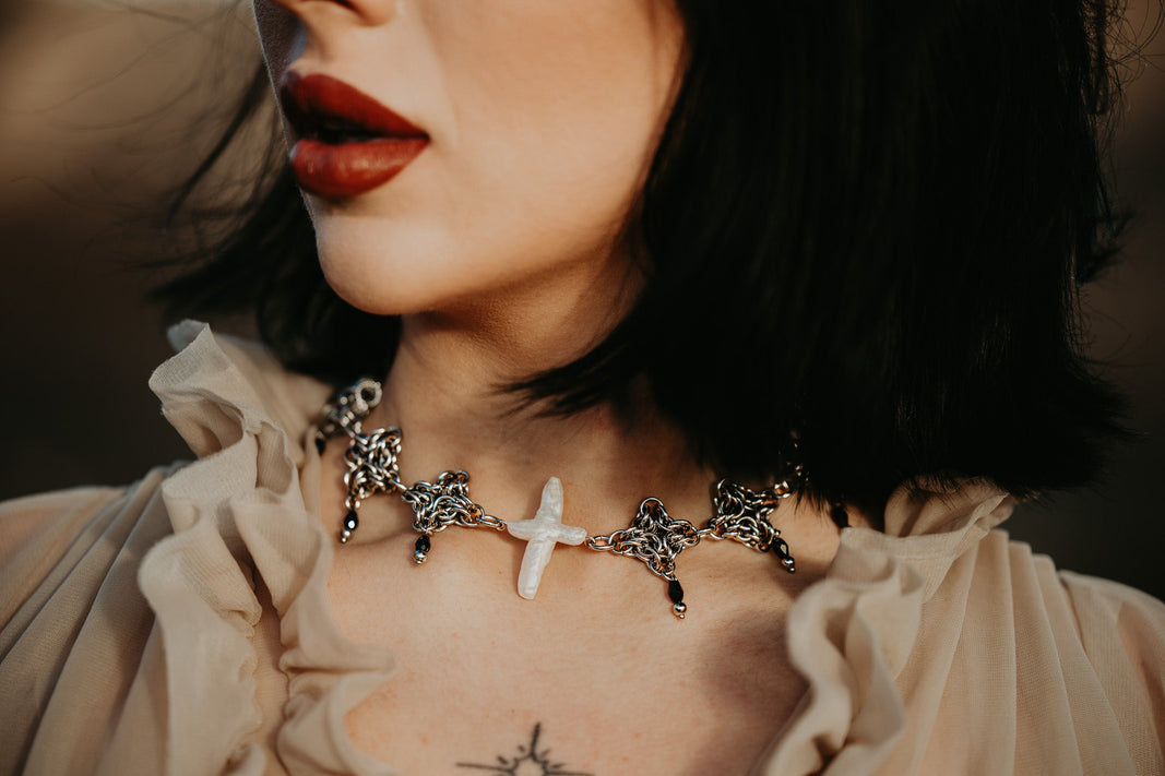 NECKLACES &  CHOKERS