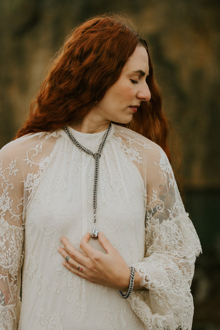 ARCTIC QUEEN TIE NECKLACE