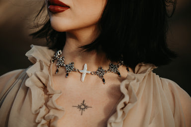 WHITE CROSS CHOKER