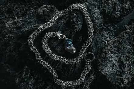 ARCTIC QUEEN TIE NECKLACE