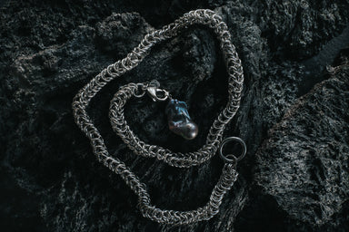 ARCTIC QUEEN TIE NECKLACE