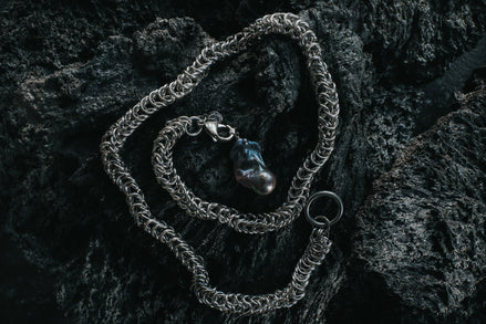 ARCTIC QUEEN TIE NECKLACE