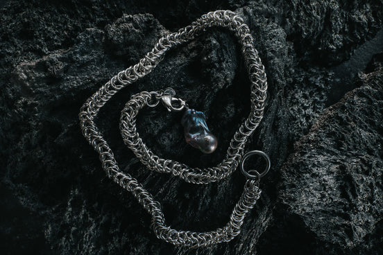 ARCTIC QUEEN TIE NECKLACE