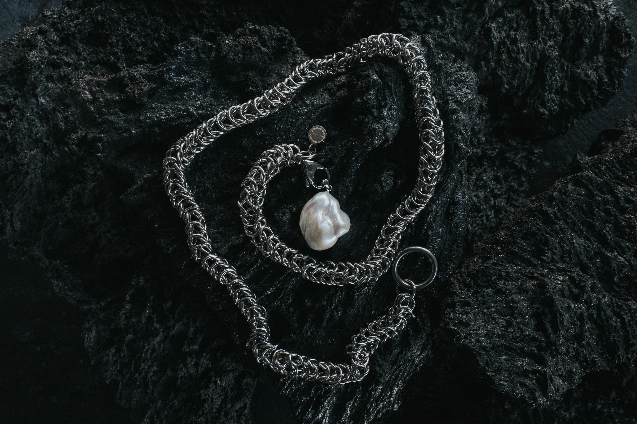 ARCTIC QUEEN TIE NECKLACE