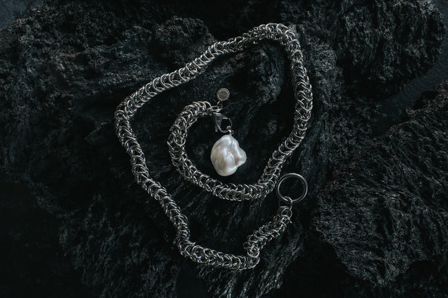 ARCTIC QUEEN TIE NECKLACE