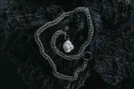 ARCTIC QUEEN TIE NECKLACE