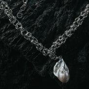 Chainmail necklace with baroque pearl pendant 