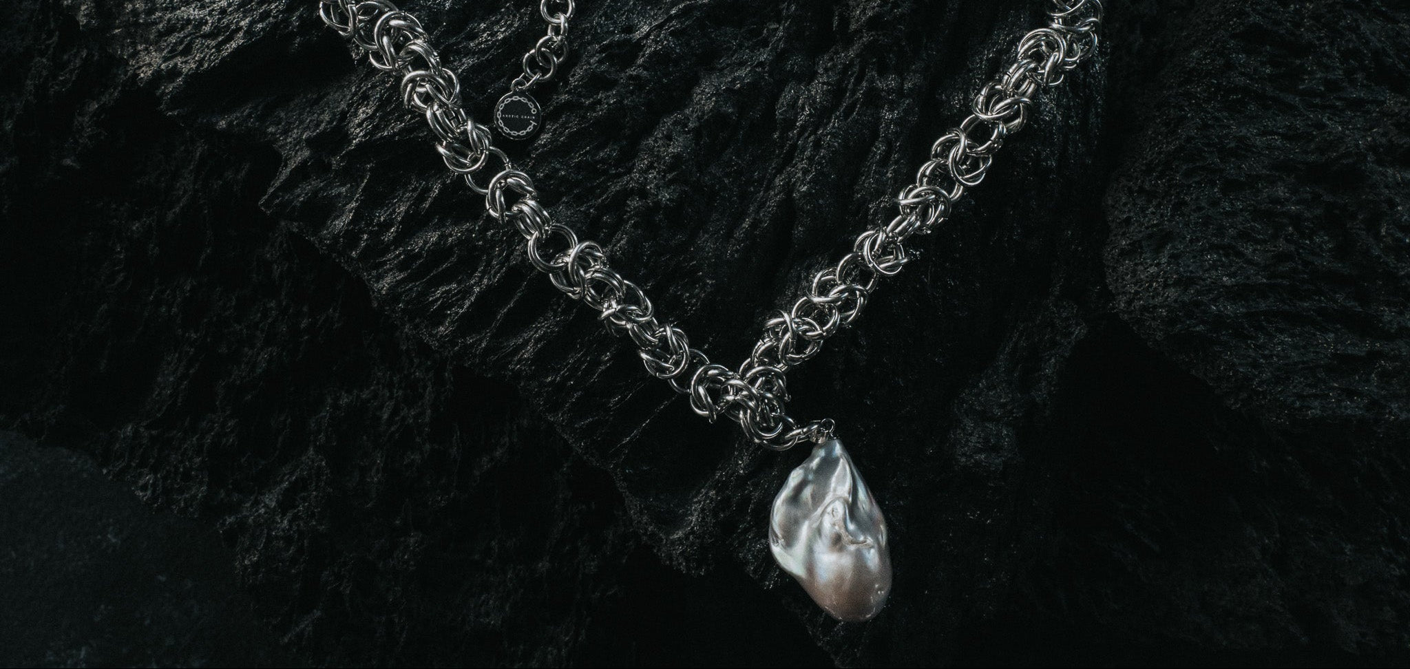 Chainmail necklace with baroque pearl pendant 
