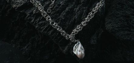 Chainmail necklace with baroque pearl pendant 