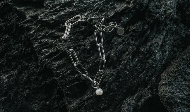 PAPERCLIP WHITE PEARL BRACELET
