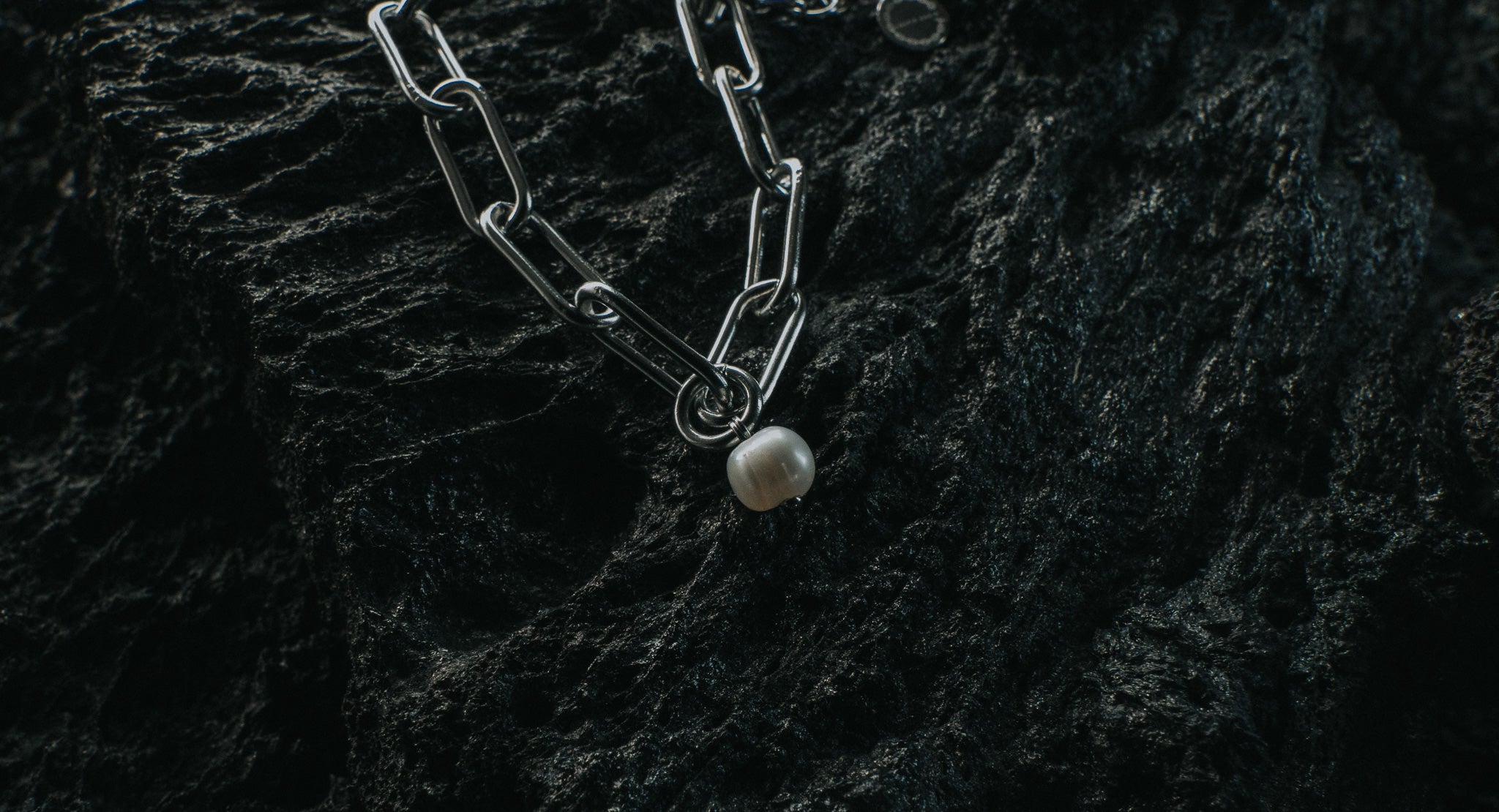 PAPERCLIP WHITE PEARL BRACELET
