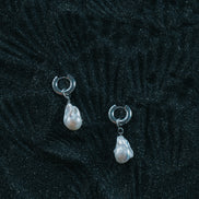 CHUNKY HOOP BAROQUE EARRINGS