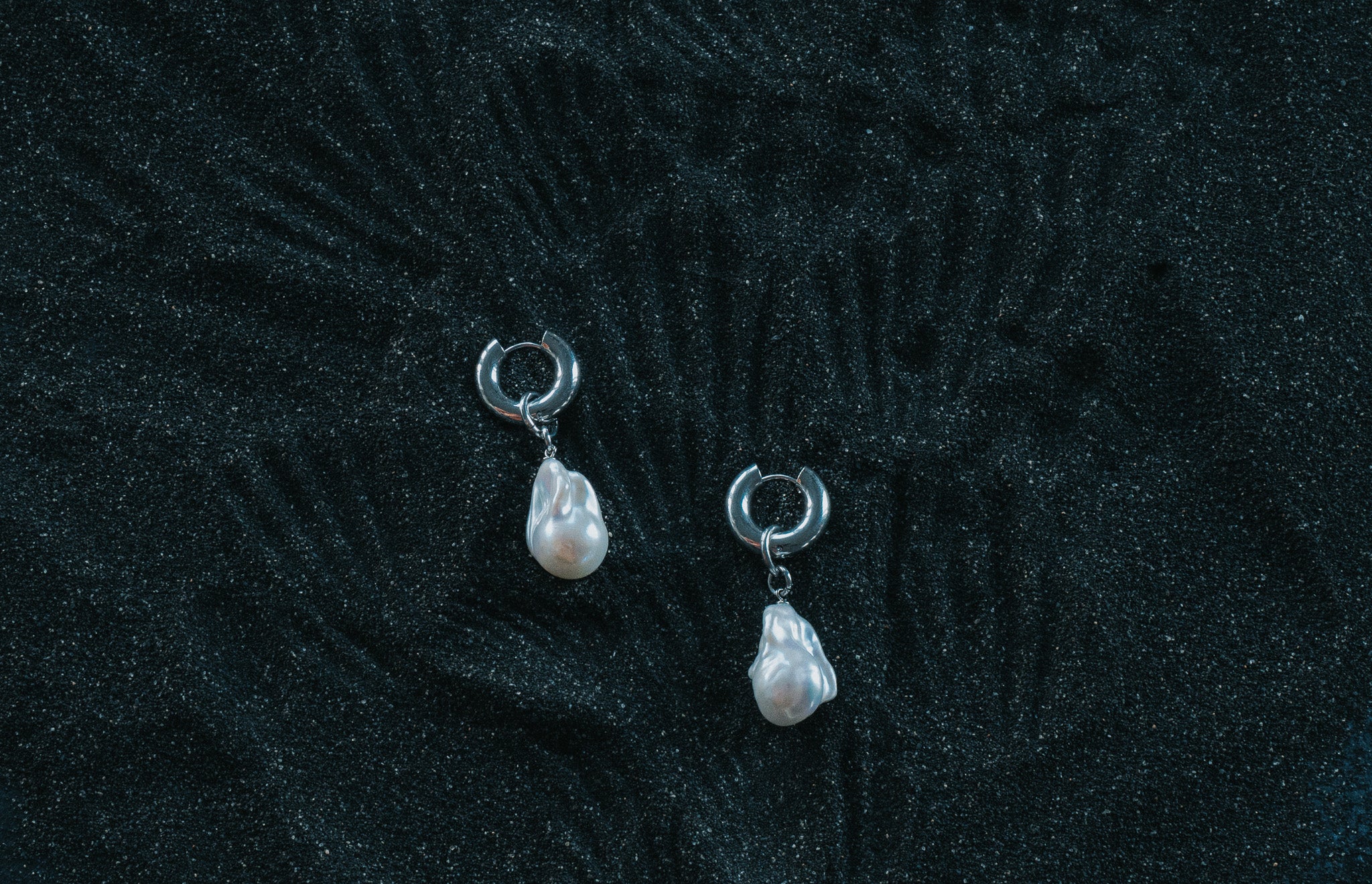 CHUNKY HOOP BAROQUE EARRINGS
