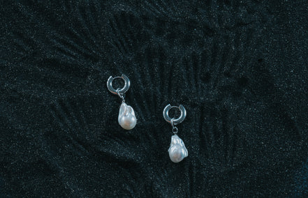 CHUNKY HOOP BAROQUE EARRINGS