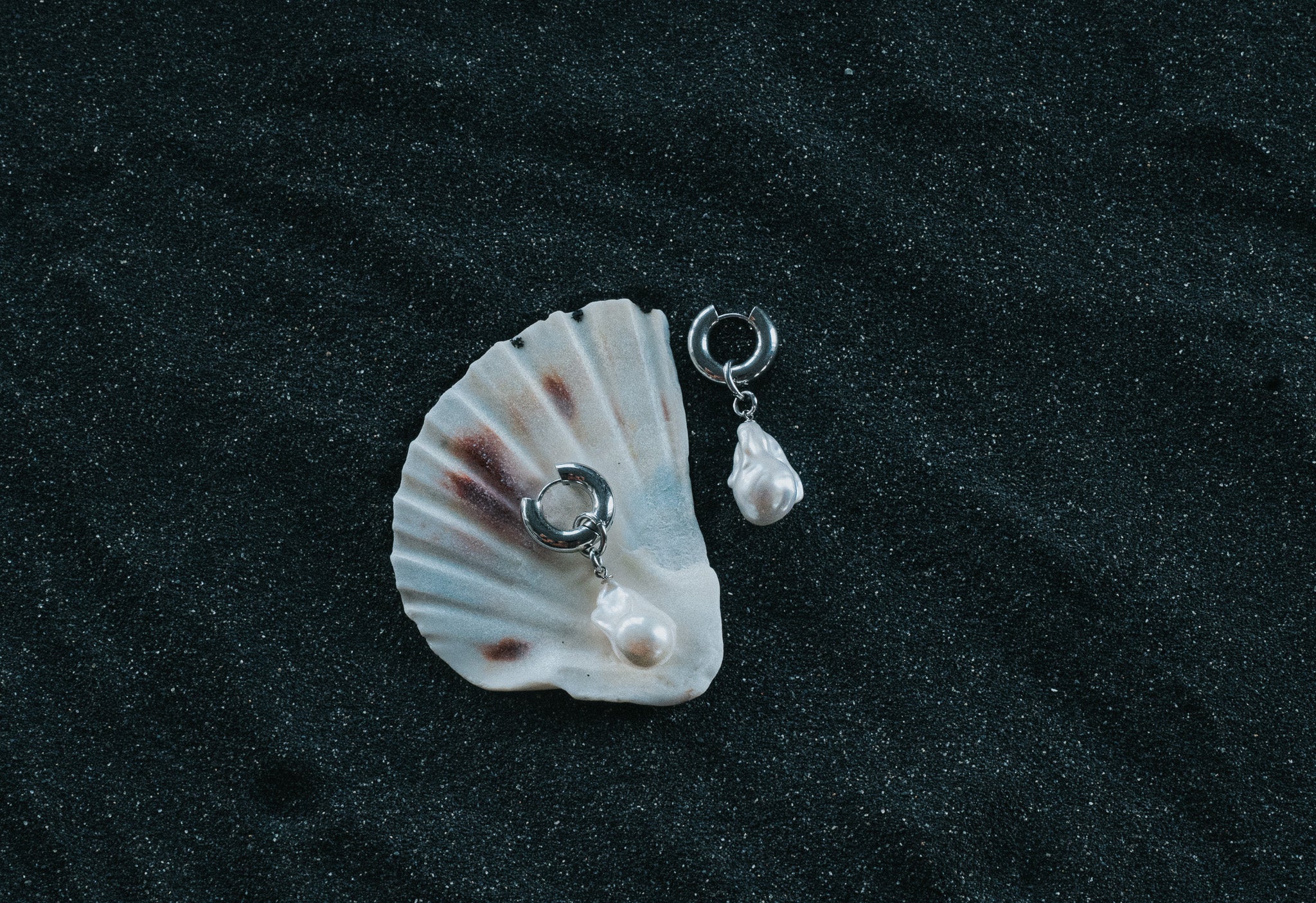 CHUNKY HOOP BAROQUE EARRINGS