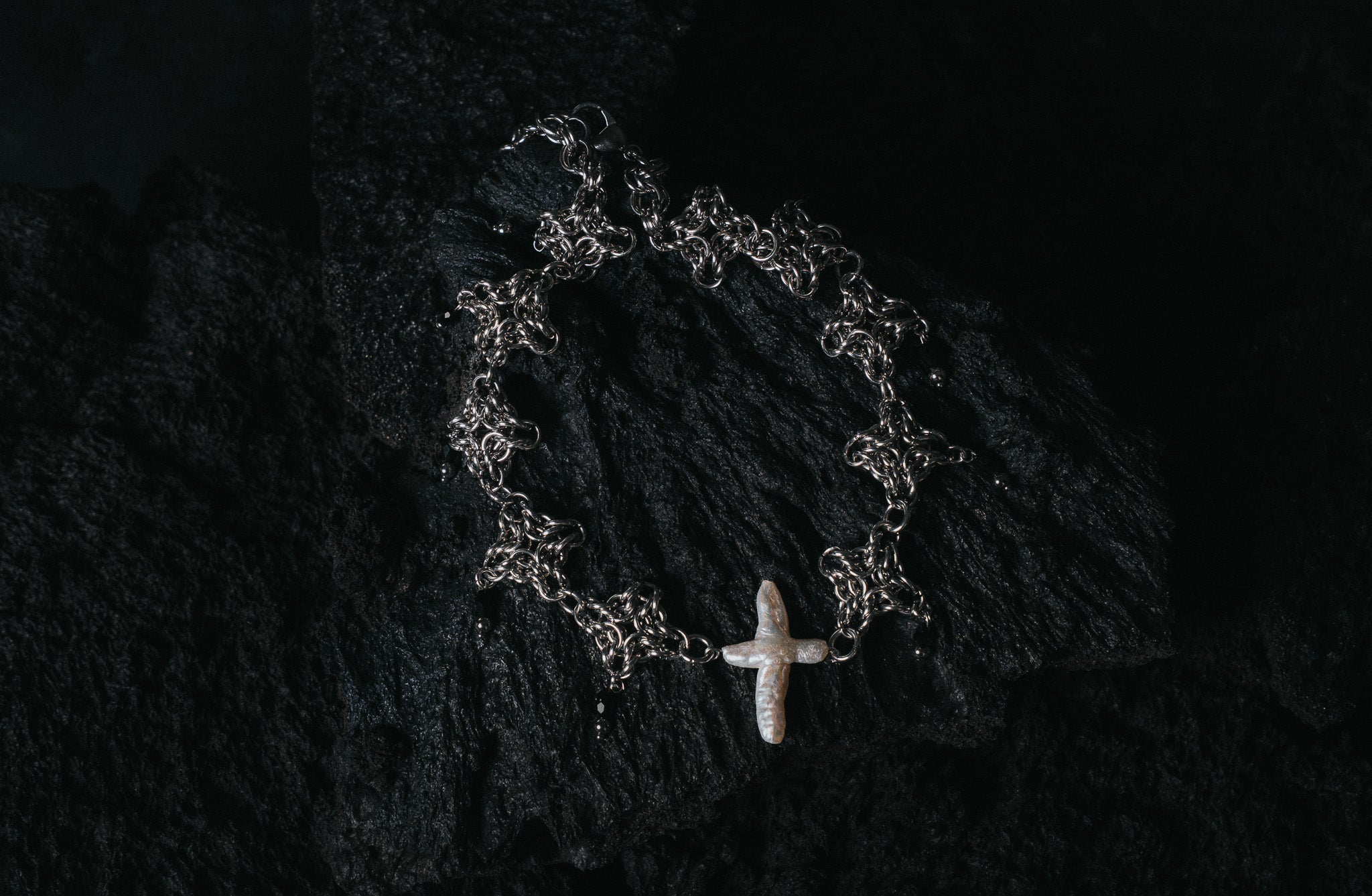 WHITE CROSS CHOKER